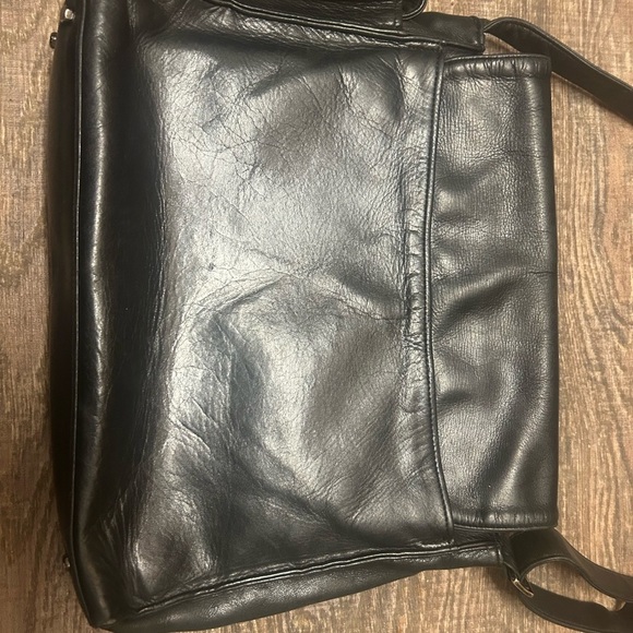 Danier MINT new as possible Black Leather Messenger/crossbody bag ultra soft - Picture 5 of 16
